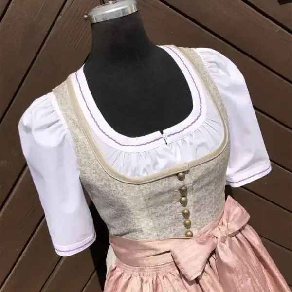 Waldorff Dirndlbluse kurzarm mit Stickerei lila – Bild 1 – Chiemgauer Heimatwerk Trachten-Onlineshop Waldorff Dirndlbluse kurzarm mit Stickerei lila - Bild 1 - Chiemgauer Heimatwerk Trachten-Onlineshop