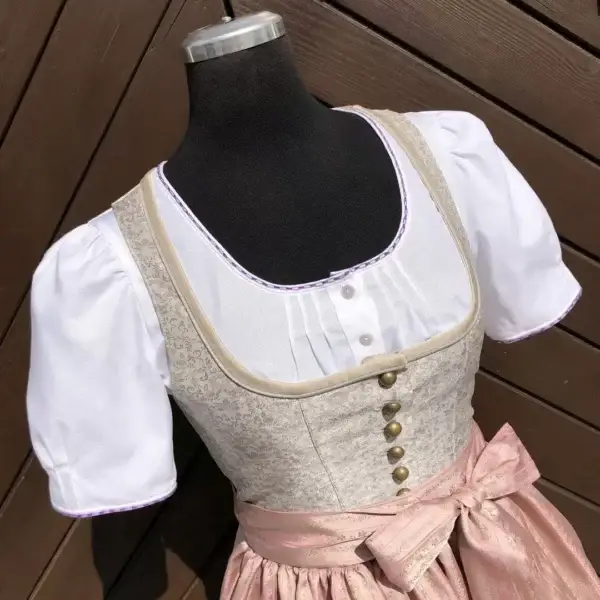 Waldorff Dirndlbluse kurzarm mit Stickerei lila No. 2 – Bild 1 – Chiemgauer Heimatwerk Trachten-Onlineshop Waldorff Dirndlbluse kurzarm mit Stickerei lila No. 2 - Bild 1 - Chiemgauer Heimatwerk Trachten-Onlineshop