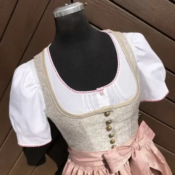 Waldorff Dirndlbluse kurzarm mit Stickerei rosa – Bild 1 – Chiemgauer Heimatwerk Trachten-Onlineshop Waldorff Dirndlbluse kurzarm mit Stickerei rosa - Bild 1 - Chiemgauer Heimatwerk Trachten-Onlineshop
