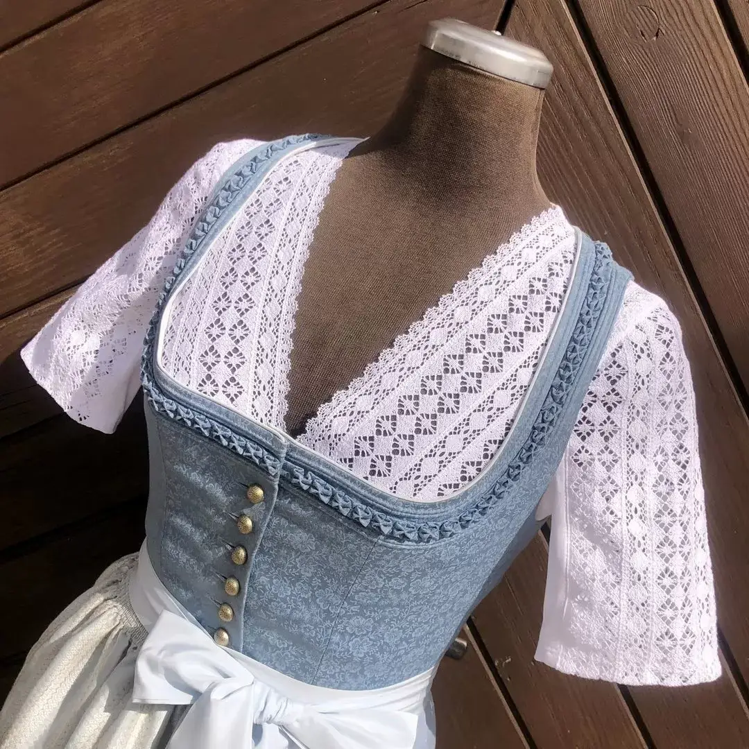 Waldorff Dirndlbluse kurzarm mit V-Ausschnitt No. 11 – Bild 1 – Chiemgauer Heimatwerk Trachten-Onlineshop Waldorff Dirndlbluse kurzarm mit V-Ausschnitt No. 11 - Bild 1 - Chiemgauer Heimatwerk Trachten-Onlineshop