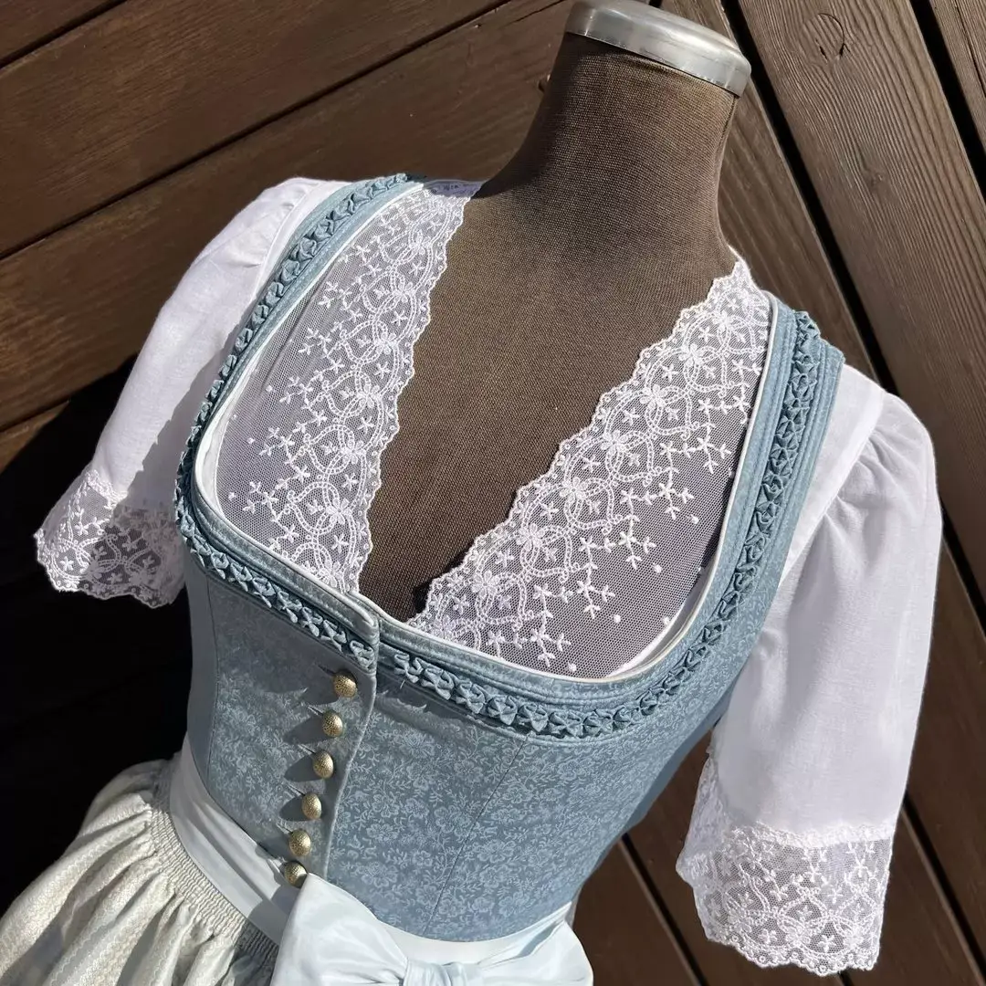 Waldorff Dirndlbluse kurzarm mit V-Ausschnitt No. 12 – Bild 1 – Chiemgauer Heimatwerk Trachten-Onlineshop Waldorff Dirndlbluse kurzarm mit V-Ausschnitt No. 12 - Bild 1 - Chiemgauer Heimatwerk Trachten-Onlineshop