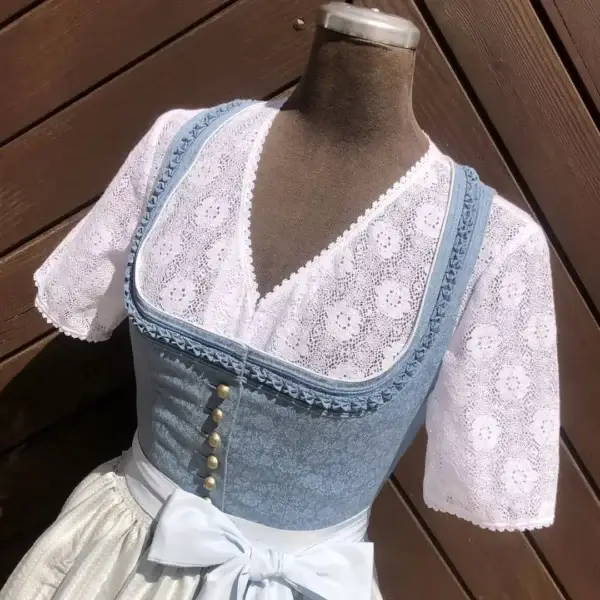 Waldorff Dirndlbluse kurzarm mit V-Ausschnitt No. 13 – Bild 1 – Chiemgauer Heimatwerk Trachten-Onlineshop Waldorff Dirndlbluse kurzarm mit V-Ausschnitt No. 13 - Bild 1 - Chiemgauer Heimatwerk Trachten-Onlineshop