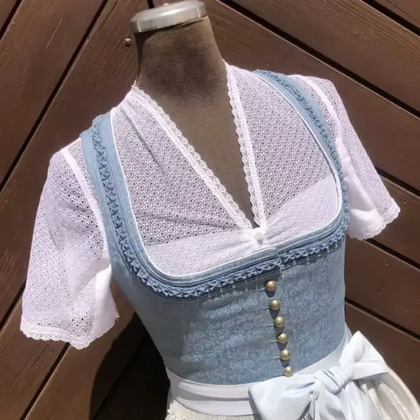Waldorff Dirndlbluse kurzarm mit V-Ausschnitt No. 18 – Bild 1 – Chiemgauer Heimatwerk Trachten-Onlineshop Waldorff Dirndlbluse kurzarm mit V-Ausschnitt No. 18 - Bild 1 - Chiemgauer Heimatwerk Trachten-Onlineshop