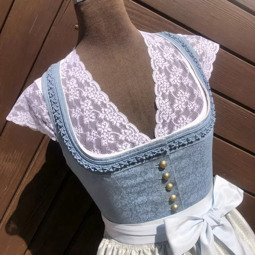 Waldorff Dirndlbluse kurzarm mit V-Ausschnitt No. 2 – Bild 1 – Chiemgauer Heimatwerk Trachten-Onlineshop Waldorff Dirndlbluse kurzarm mit V-Ausschnitt No. 2 - Bild 1 - Chiemgauer Heimatwerk Trachten-Onlineshop
