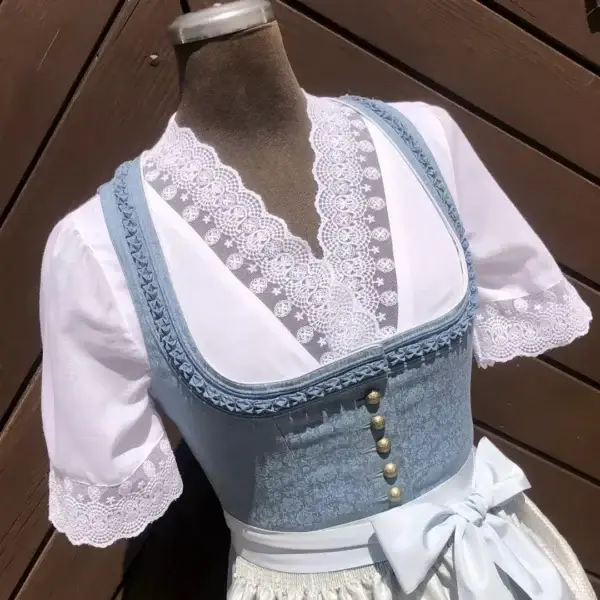 Waldorff Dirndlbluse kurzarm mit V-Ausschnitt No. 21 – Bild 1 – Chiemgauer Heimatwerk Trachten-Onlineshop Waldorff Dirndlbluse kurzarm mit V-Ausschnitt No. 21 - Bild 1 - Chiemgauer Heimatwerk Trachten-Onlineshop
