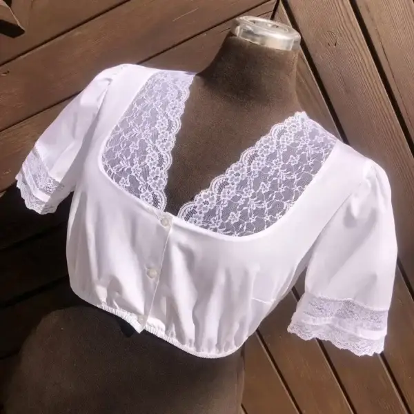 Waldorff Dirndlbluse kurzarm mit V-Ausschnitt No. 3 – Bild 1 – Chiemgauer Heimatwerk Trachten-Onlineshop Waldorff Dirndlbluse kurzarm mit V-Ausschnitt No. 3 - Bild 1 - Chiemgauer Heimatwerk Trachten-Onlineshop