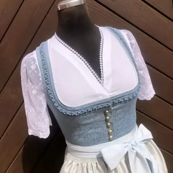 Waldorff Dirndlbluse kurzarm mit V-Ausschnitt No. 5 – Bild 1 – Chiemgauer Heimatwerk Trachten-Onlineshop Waldorff Dirndlbluse kurzarm mit V-Ausschnitt No. 5 - Bild 1 - Chiemgauer Heimatwerk Trachten-Onlineshop