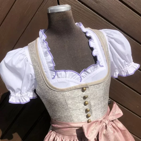 Waldorff Dirndlbluse kurzarm mit Zackenlitze flieder No. 2 – Bild 1 – Chiemgauer Heimatwerk Trachten-Onlineshop Waldorff Dirndlbluse kurzarm mit Zackenlitze flieder No. 2 - Bild 1 - Chiemgauer Heimatwerk Trachten-Onlineshop