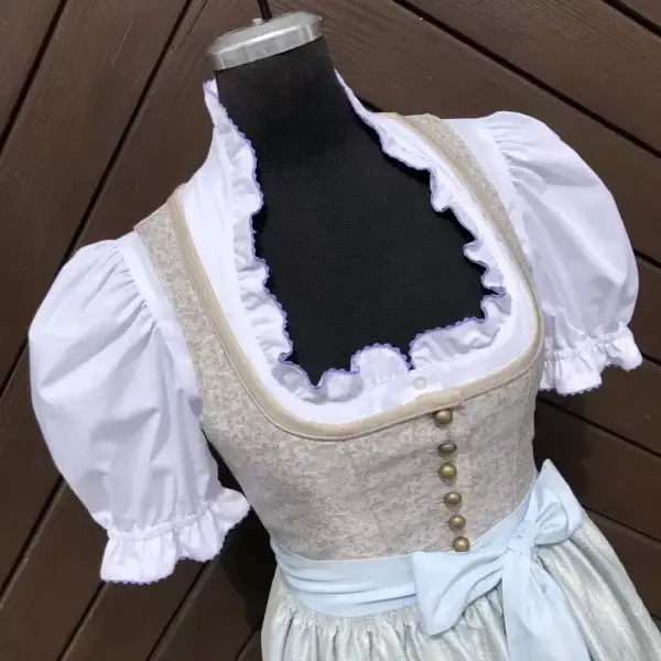Waldorff Dirndlbluse kurzarm mit Zackenlitze flieder No. 3 – Bild 1 – Chiemgauer Heimatwerk Trachten-Onlineshop Waldorff Dirndlbluse kurzarm mit Zackenlitze flieder No. 3 - Bild 1 - Chiemgauer Heimatwerk Trachten-Onlineshop