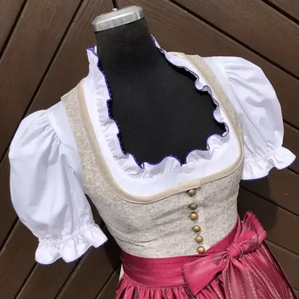 Waldorff Dirndlbluse kurzarm mit Zackenlitze violett – Bild 1 – Chiemgauer Heimatwerk Trachten-Onlineshop Waldorff Dirndlbluse kurzarm mit Zackenlitze violett - Bild 1 - Chiemgauer Heimatwerk Trachten-Onlineshop