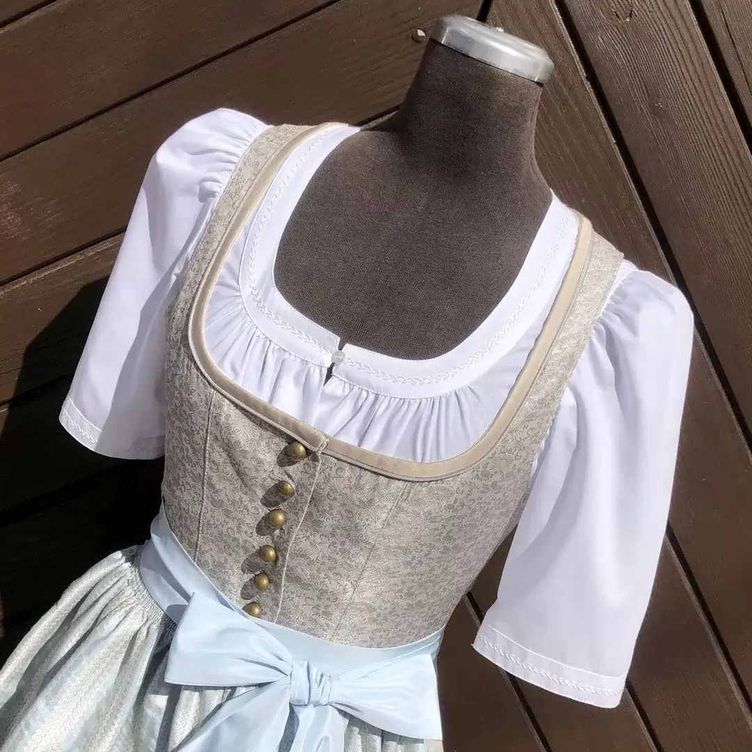 Waldorff Dirndlbluse kurzarm Stickerei weiß No. 1 – Bild 1 – Chiemgauer Heimatwerk Trachten-Onlineshop Waldorff Dirndlbluse kurzarm Stickerei weiß No. 1 - Bild 1 - Chiemgauer Heimatwerk Trachten-Onlineshop