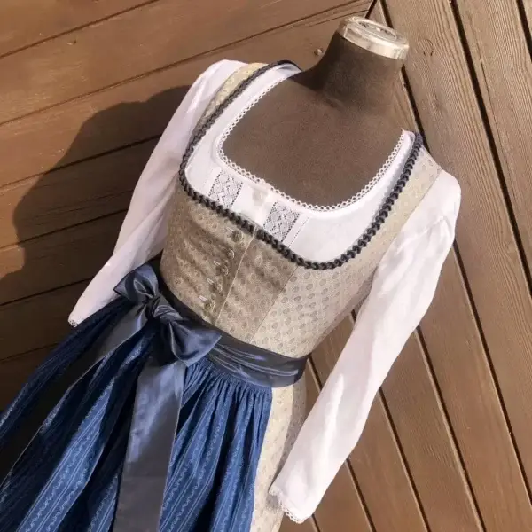 Waldorff Dirndlbluse langarm aus Leinen No. 2 – Bild 1 – Chiemgauer Heimatwerk Trachten-Onlineshop Waldorff Dirndlbluse langarm aus Leinen No. 2 - Bild 1 - Chiemgauer Heimatwerk Trachten-Onlineshop