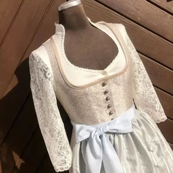 Waldorff Dirndlbluse langarm in creme No. 2 – Bild 1 – Chiemgauer Heimatwerk Trachten-Onlineshop Waldorff Dirndlbluse langarm in creme No. 2 - Bild 1 - Chiemgauer Heimatwerk Trachten-Onlineshop