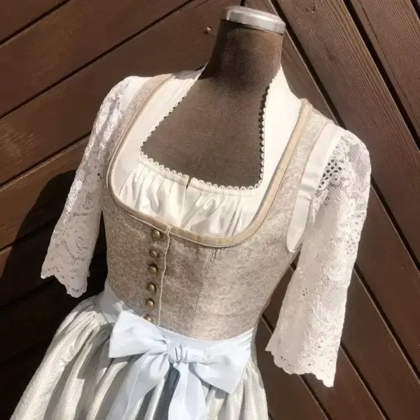 Waldorff Dirndlbluse langarm in creme No. 4 – Bild 1 – Chiemgauer Heimatwerk Trachten-Onlineshop Waldorff Dirndlbluse langarm in creme No. 4 - Bild 1 - Chiemgauer Heimatwerk Trachten-Onlineshop