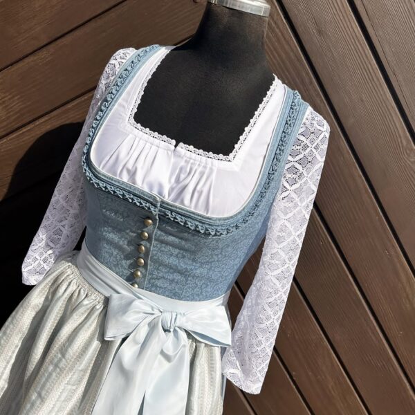 Waldorff Dirndlbluse langarm Miederbluse No. 1 – Bild 1 – Chiemgauer Heimatwerk Trachten-Onlineshop Waldorff Dirndlbluse langarm Miederbluse No. 1 - Bild 1 - Chiemgauer Heimatwerk Trachten-Onlineshop