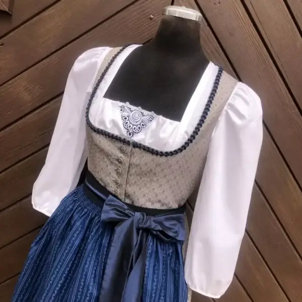 Waldorff Dirndlbluse langarm Miederbluse No. 16 – Bild 1 – Chiemgauer Heimatwerk Trachten-Onlineshop Waldorff Dirndlbluse langarm Miederbluse No. 16 - Bild 1 - Chiemgauer Heimatwerk Trachten-Onlineshop