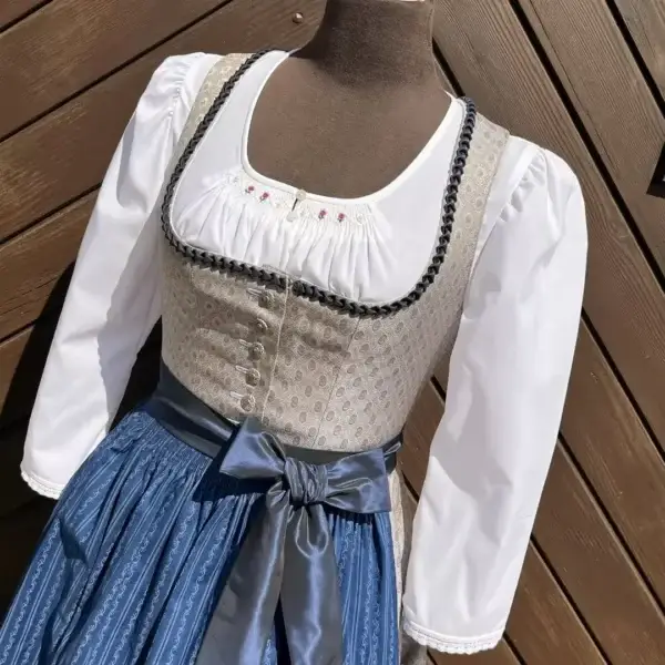 Waldorff Dirndlbluse langarm mit Handstickerei No. 2 – Bild 1 – Chiemgauer Heimatwerk Trachten-Onlineshop Waldorff Dirndlbluse langarm mit Handstickerei No. 2 - Bild 1 - Chiemgauer Heimatwerk Trachten-Onlineshop