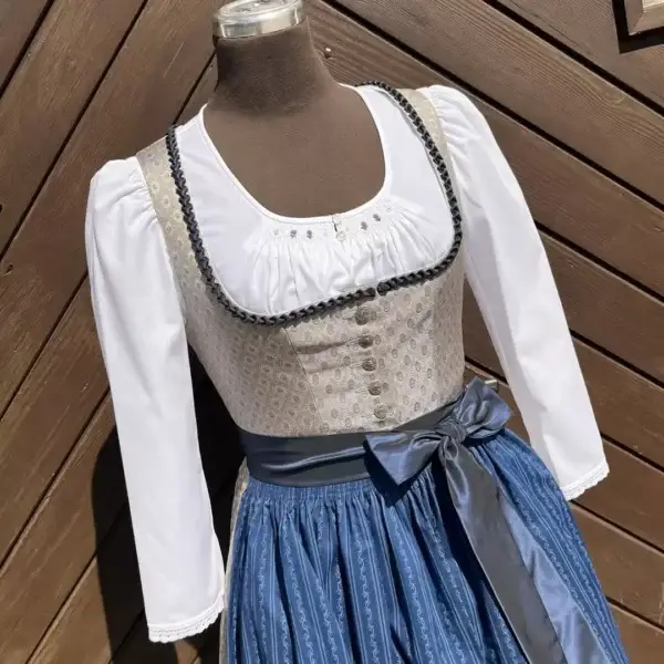 Waldorff Dirndlbluse langarm mit Handstickerei No. 4 – Bild 1 – Chiemgauer Heimatwerk Trachten-Onlineshop Waldorff Dirndlbluse langarm mit Handstickerei No. 4 - Bild 1 - Chiemgauer Heimatwerk Trachten-Onlineshop