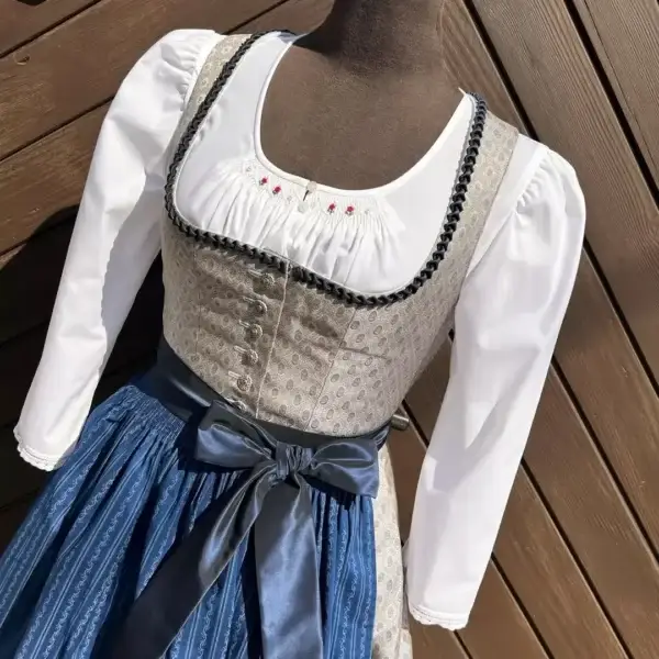 Waldorff Dirndlbluse langarm mit Handstickerei No. 5 – Bild 1 – Chiemgauer Heimatwerk Trachten-Onlineshop Waldorff Dirndlbluse langarm mit Handstickerei No. 5 - Bild 1 - Chiemgauer Heimatwerk Trachten-Onlineshop