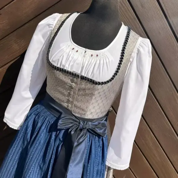 Waldorff Dirndlbluse langarm mit Handstickerei No. 6 – Bild 1 – Chiemgauer Heimatwerk Trachten-Onlineshop Waldorff Dirndlbluse langarm mit Handstickerei No. 6 - Bild 1 - Chiemgauer Heimatwerk Trachten-Onlineshop
