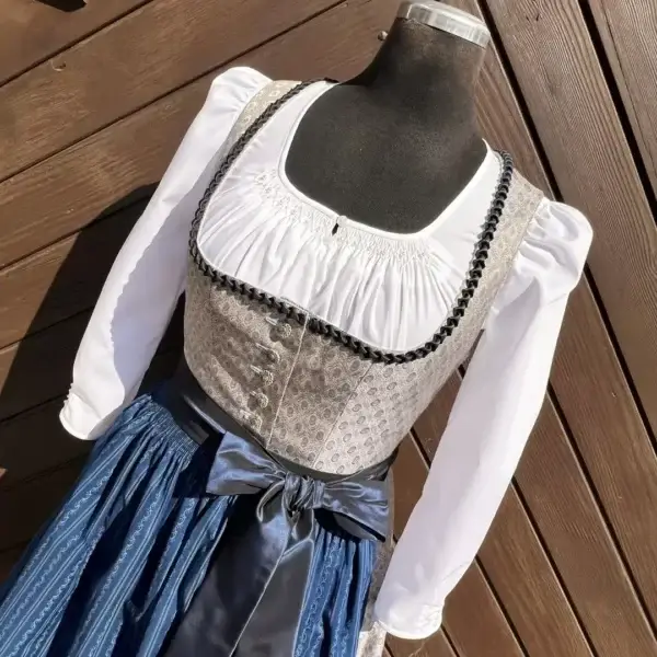 Waldorff Dirndlbluse langarm mit Perlen No. 13 – Bild 1 – Chiemgauer Heimatwerk Trachten-Onlineshop Waldorff Dirndlbluse langarm mit Perlen No. 13 - Bild 1 - Chiemgauer Heimatwerk Trachten-Onlineshop