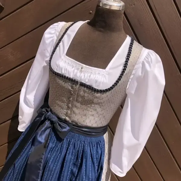 Waldorff Dirndlbluse langarm mit Perlen No. 2 – Bild 1 – Chiemgauer Heimatwerk Trachten-Onlineshop Waldorff Dirndlbluse langarm mit Perlen No. 2 - Bild 1 - Chiemgauer Heimatwerk Trachten-Onlineshop