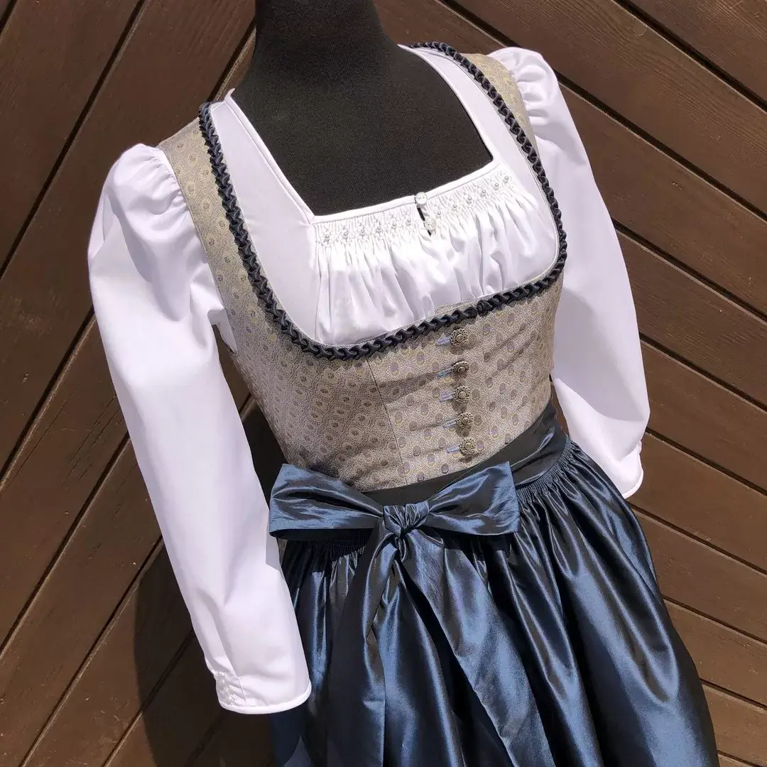 Waldorff Dirndlbluse langarm mit Perlen No. 3 – Bild 1 – Chiemgauer Heimatwerk Trachten-Onlineshop Waldorff Dirndlbluse langarm mit Perlen No. 3 - Bild 1 - Chiemgauer Heimatwerk Trachten-Onlineshop