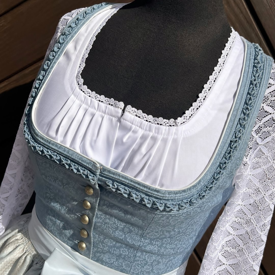 Waldorff Dirndlbluse langarm mit Spitzenärmeln No. 4 – Bild 14 – Chiemgauer Heimatwerk Trachten-Onlineshop Waldorff Dirndlbluse langarm mit Spitzenärmeln No. 4 - Bild 14 - Chiemgauer Heimatwerk Trachten-Onlineshop