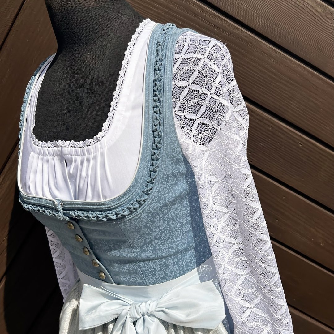 Waldorff Dirndlbluse langarm mit Spitzenärmeln No. 4 – Bild 56 – Chiemgauer Heimatwerk Trachten-Onlineshop Waldorff Dirndlbluse langarm mit Spitzenärmeln No. 4 - Bild 56 - Chiemgauer Heimatwerk Trachten-Onlineshop