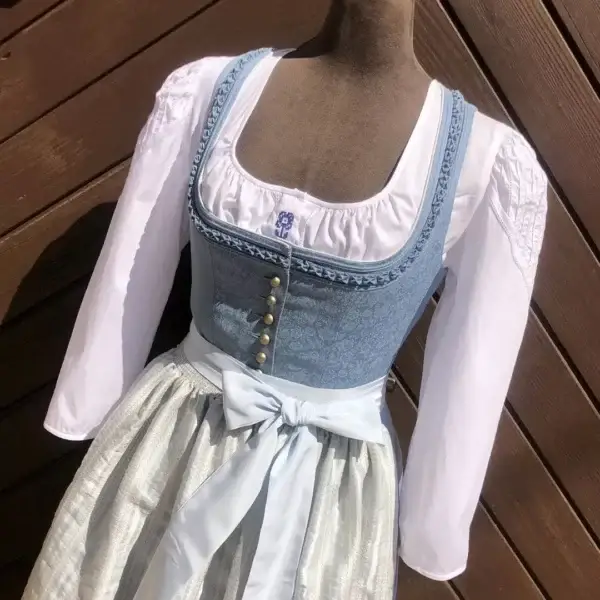 Waldorff Dirndlbluse langarm mit Stickerei No. 1 – Bild 1 – Chiemgauer Heimatwerk Trachten-Onlineshop Waldorff Dirndlbluse langarm mit Stickerei No. 1 - Bild 1 - Chiemgauer Heimatwerk Trachten-Onlineshop
