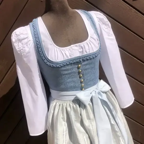 Waldorff Dirndlbluse langarm mit Stickerei No. 3 – Bild 1 – Chiemgauer Heimatwerk Trachten-Onlineshop Waldorff Dirndlbluse langarm mit Stickerei No. 3 - Bild 1 - Chiemgauer Heimatwerk Trachten-Onlineshop