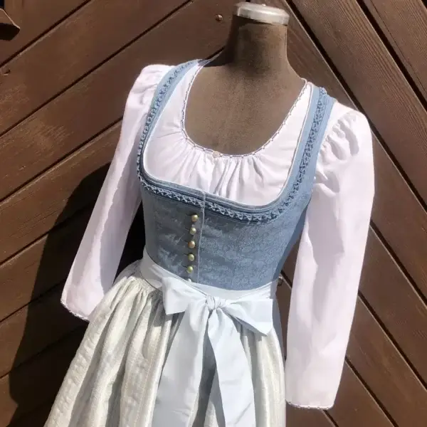 Waldorff Dirndlbluse langarm mit Stickerei No. 4 – Bild 1 – Chiemgauer Heimatwerk Trachten-Onlineshop Waldorff Dirndlbluse langarm mit Stickerei No. 4 - Bild 1 - Chiemgauer Heimatwerk Trachten-Onlineshop