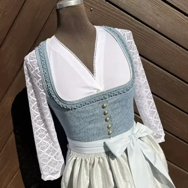 Waldorff Dirndlbluse langarm mit V-Ausschnitt No. 10 – Bild 1 – Chiemgauer Heimatwerk Trachten-Onlineshop Waldorff Dirndlbluse langarm mit V-Ausschnitt No. 10 - Bild 1 - Chiemgauer Heimatwerk Trachten-Onlineshop