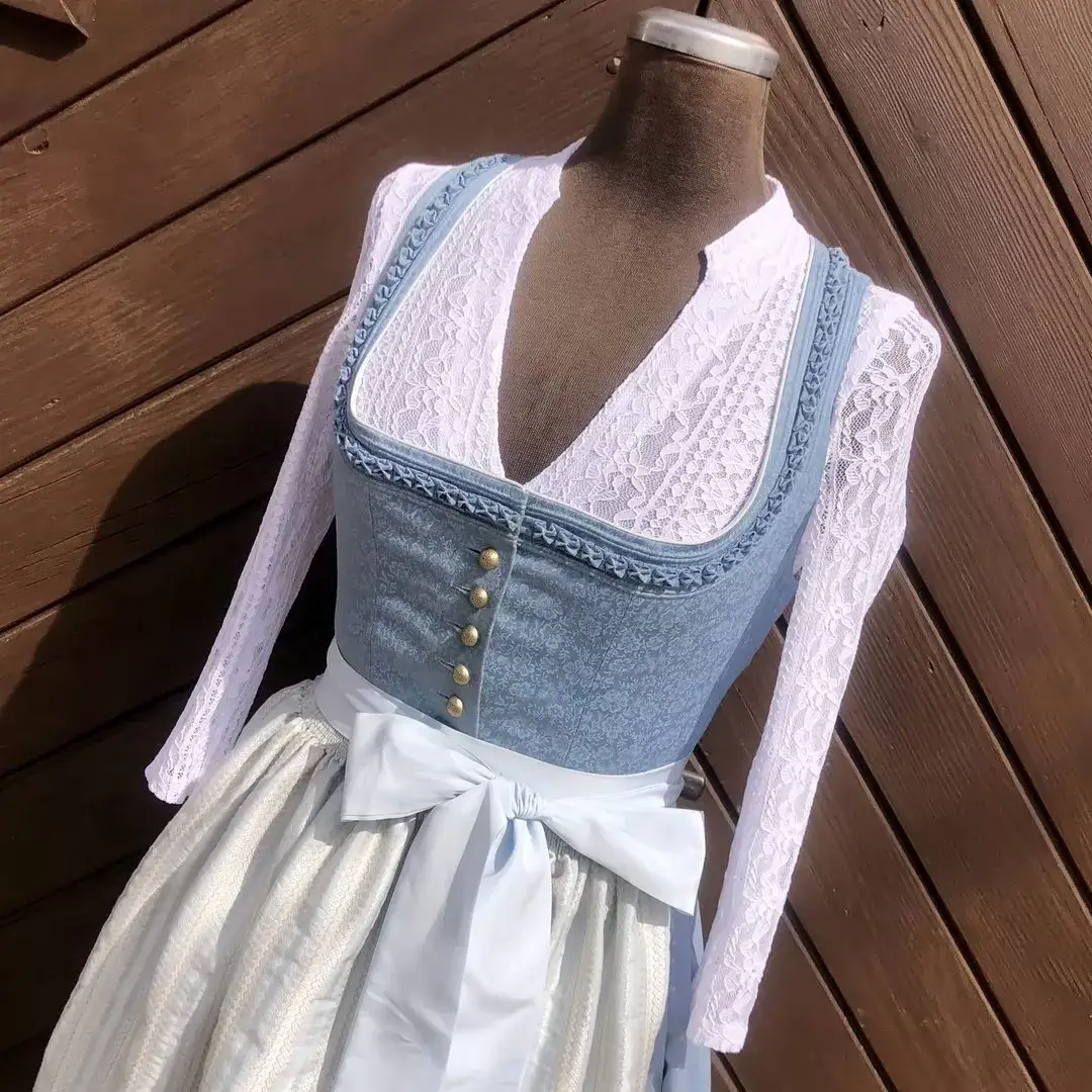 Waldorff Dirndlbluse langarm mit V-Ausschnitt No. 11 – Bild 1 – Chiemgauer Heimatwerk Trachten-Onlineshop Waldorff Dirndlbluse langarm mit V-Ausschnitt No. 11 - Bild 1 - Chiemgauer Heimatwerk Trachten-Onlineshop