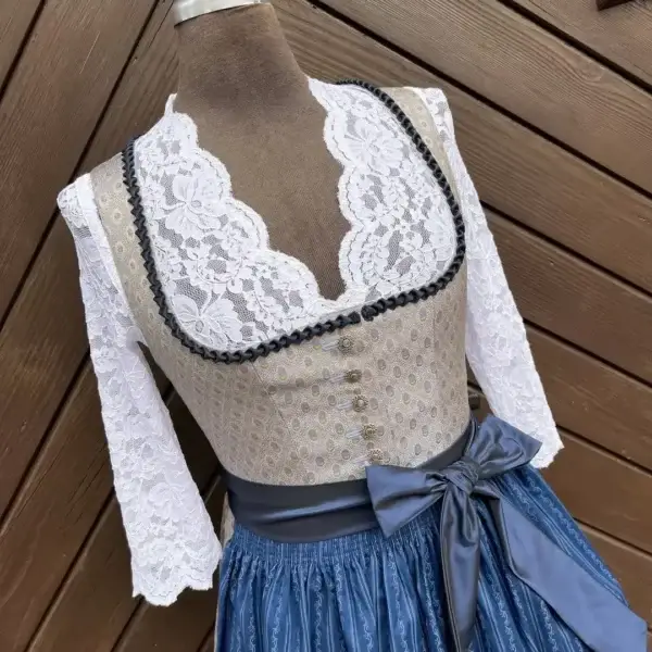 Waldorff Dirndlbluse langarm mit V-Ausschnitt No. 3 – Bild 1 – Chiemgauer Heimatwerk Trachten-Onlineshop Waldorff Dirndlbluse langarm mit V-Ausschnitt No. 3 - Bild 1 - Chiemgauer Heimatwerk Trachten-Onlineshop
