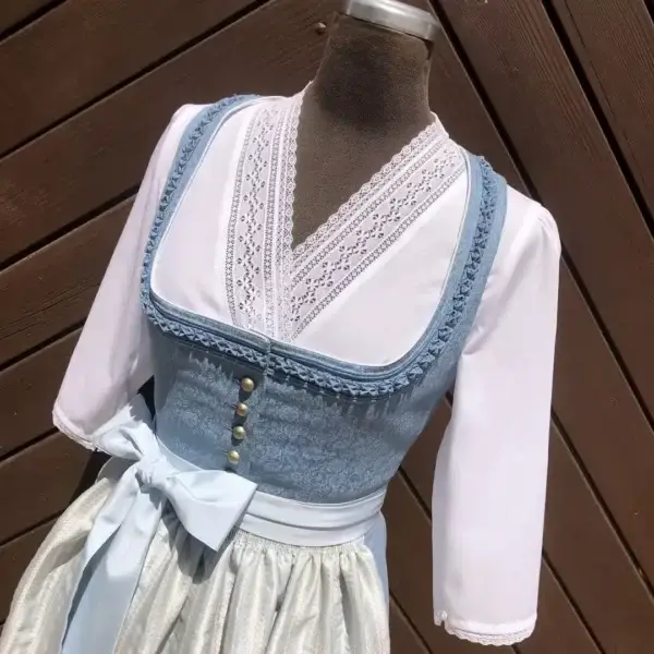 Waldorff Dirndlbluse langarm mit V-Ausschnitt No. 4 – Bild 1 – Chiemgauer Heimatwerk Trachten-Onlineshop Waldorff Dirndlbluse langarm mit V-Ausschnitt No. 4 - Bild 1 - Chiemgauer Heimatwerk Trachten-Onlineshop