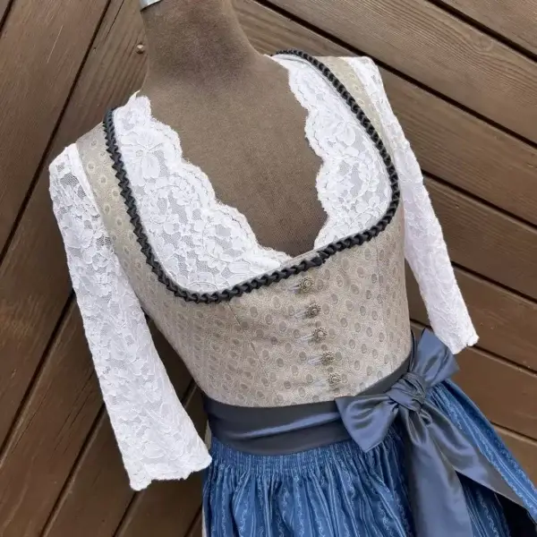 Waldorff Dirndlbluse langarm mit V-Ausschnitt No. 7 – Bild 1 – Chiemgauer Heimatwerk Trachten-Onlineshop Waldorff Dirndlbluse langarm mit V-Ausschnitt No. 7 - Bild 1 - Chiemgauer Heimatwerk Trachten-Onlineshop