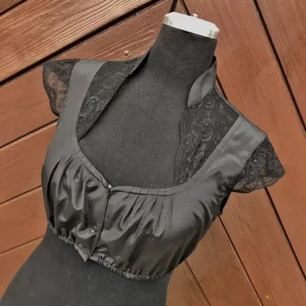 Waldorff Dirndlbluse schwarz mit Flügelärmeln – Bild 1 – Chiemgauer Heimatwerk Trachten-Onlineshop Waldorff Dirndlbluse schwarz mit Flügelärmeln - Bild 1 - Chiemgauer Heimatwerk Trachten-Onlineshop