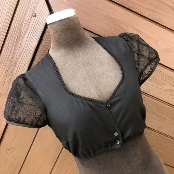 Waldorff Dirndlbluse schwarz mit kurzarm No. 2 – Bild 1 – Chiemgauer Heimatwerk Trachten-Onlineshop Waldorff Dirndlbluse schwarz mit kurzarm No. 2 - Bild 1 - Chiemgauer Heimatwerk Trachten-Onlineshop