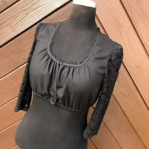 Waldorff Dirndlbluse schwarz mit langarm No. 1 – Bild 1 – Chiemgauer Heimatwerk Trachten-Onlineshop Waldorff Dirndlbluse schwarz mit langarm No. 1 - Bild 1 - Chiemgauer Heimatwerk Trachten-Onlineshop