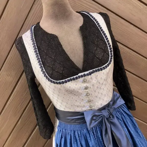 Waldorff Dirndlbluse schwarz mit V-Ausschnitt No. 1 – Bild 1 – Chiemgauer Heimatwerk Trachten-Onlineshop Waldorff Dirndlbluse schwarz mit V-Ausschnitt No. 1 - Bild 1 - Chiemgauer Heimatwerk Trachten-Onlineshop