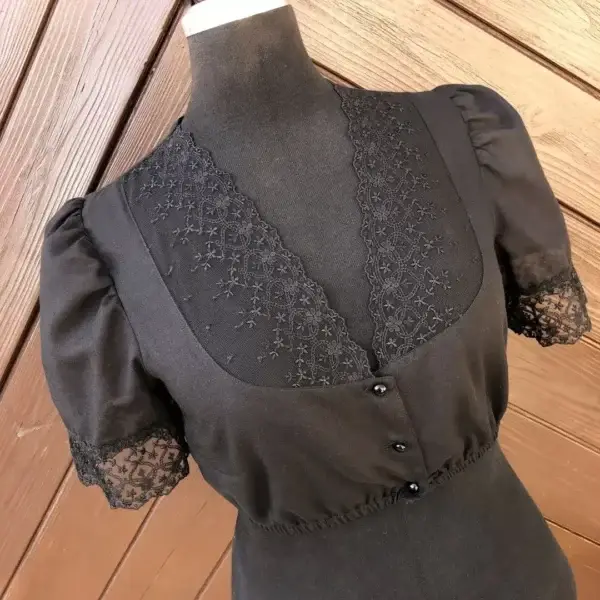 Waldorff Dirndlbluse schwarz mit V-Ausschnitt No. 2 – Bild 1 – Chiemgauer Heimatwerk Trachten-Onlineshop Waldorff Dirndlbluse schwarz mit V-Ausschnitt No. 2 - Bild 1 - Chiemgauer Heimatwerk Trachten-Onlineshop