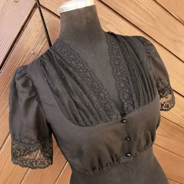 Waldorff Dirndlbluse schwarz mit V-Ausschnitt No. 3 – Bild 1 – Chiemgauer Heimatwerk Trachten-Onlineshop Waldorff Dirndlbluse schwarz mit V-Ausschnitt No. 3 - Bild 1 - Chiemgauer Heimatwerk Trachten-Onlineshop