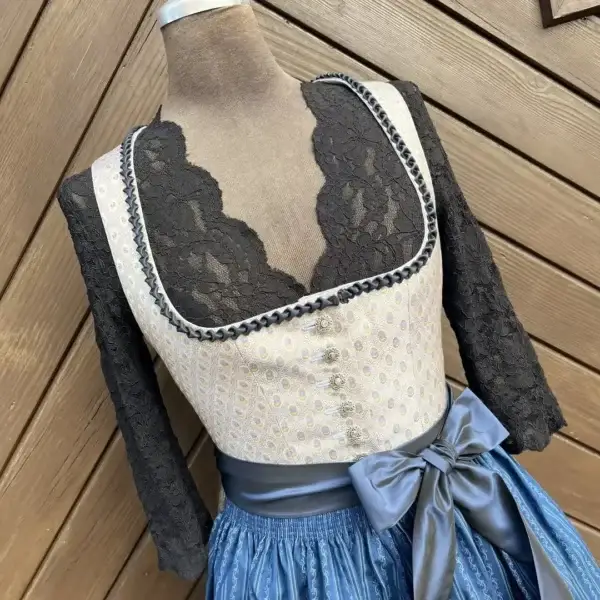 Waldorff Dirndlbluse schwarz mit V-Ausschnitt No. 5 – Bild 1 – Chiemgauer Heimatwerk Trachten-Onlineshop Waldorff Dirndlbluse schwarz mit V-Ausschnitt No. 5 - Bild 1 - Chiemgauer Heimatwerk Trachten-Onlineshop