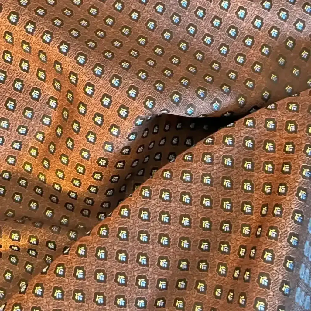 Hochwertige Trachtenstoffe und Dirndlstoffe aus Jacquard im Chiemgauer Heimatwerk Bernau am Chiemsee