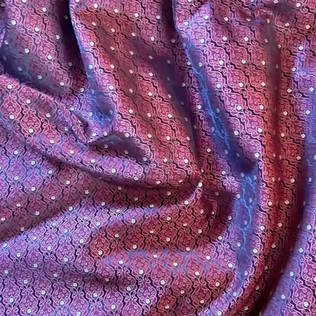 Hochwertige Trachtenstoffe und Dirndlstoffe aus Jacquard und Brokat im Chiemgauer Heimatwerk Bernau am Chiemsee