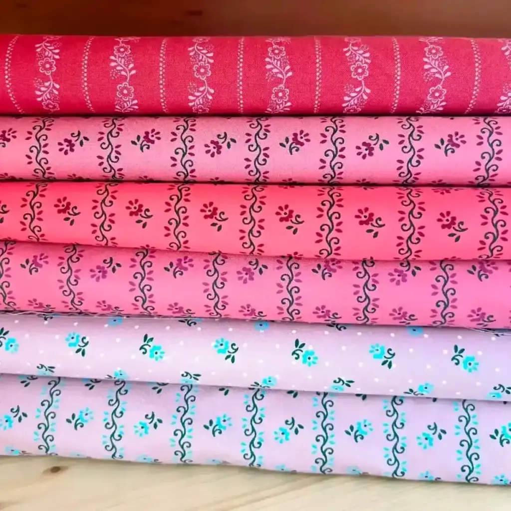 Hochwertige Trachtenstoffe und Dirndlstoffe rosa und pink im Chiemgauer Heimatwerk Bernau am Chiemsee