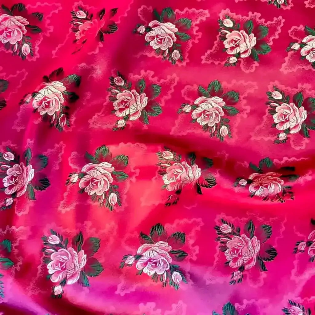 Trachtenstoffe und Dirndlstoffe aus Seide für Schürzen pink im Stoffgeschäft Chiemgauer Heimatwerk Bernau am Chiemsee