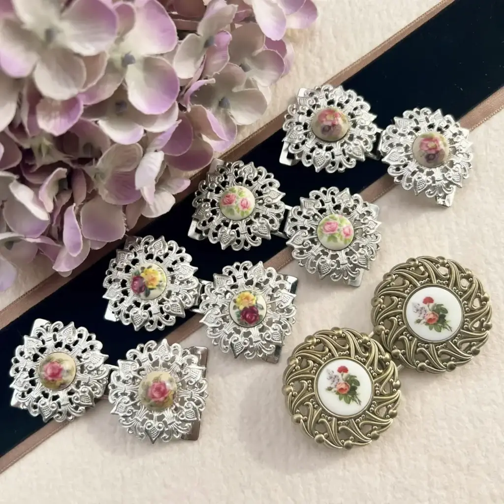 Schürzenschließe mit Rosen im Chiemgauer Heimatwerk Trachten-Onlineshop Schürzenschließe mit Rosen im Chiemgauer Heimatwerk Trachten-Onlineshop