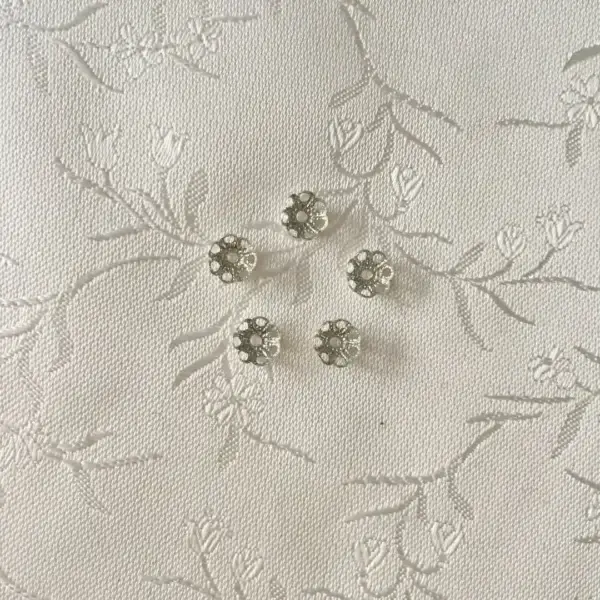 Filigrane Perlkappe antik-silber – Bild 1 – Chiemgauer Heimatwerk traditioneller Trachten-Onlineshop Filigrane Perlkappe antik-silber - Bild 1 - Chiemgauer Heimatwerk traditioneller Trachten-Onlineshop